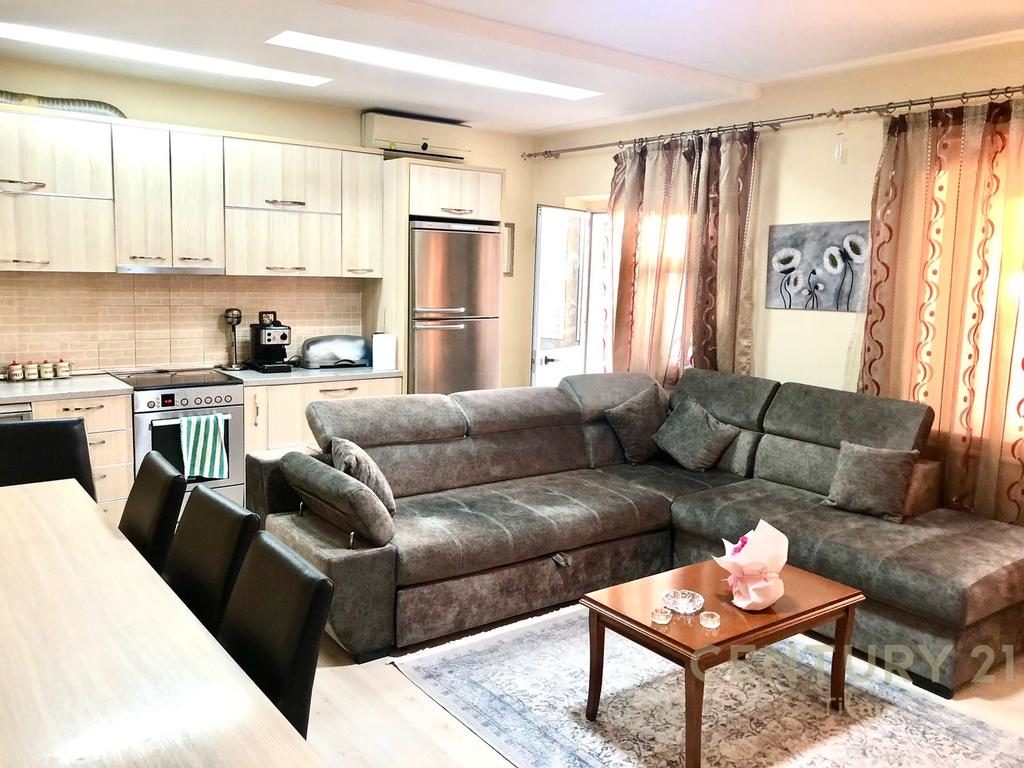 Apartament 2+1 per qira te Komuna e Parisit