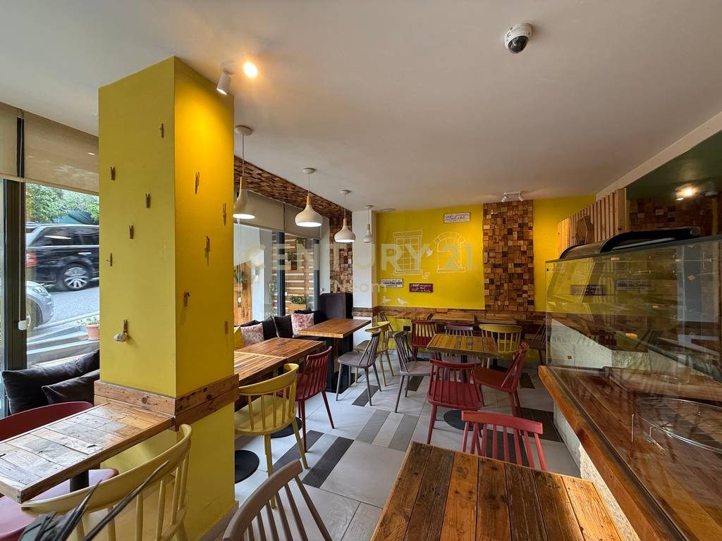 SHITET BAR-RESTORANT, TE KODRA E DIELLIT, PRANE ALBANIA COLLEGE!