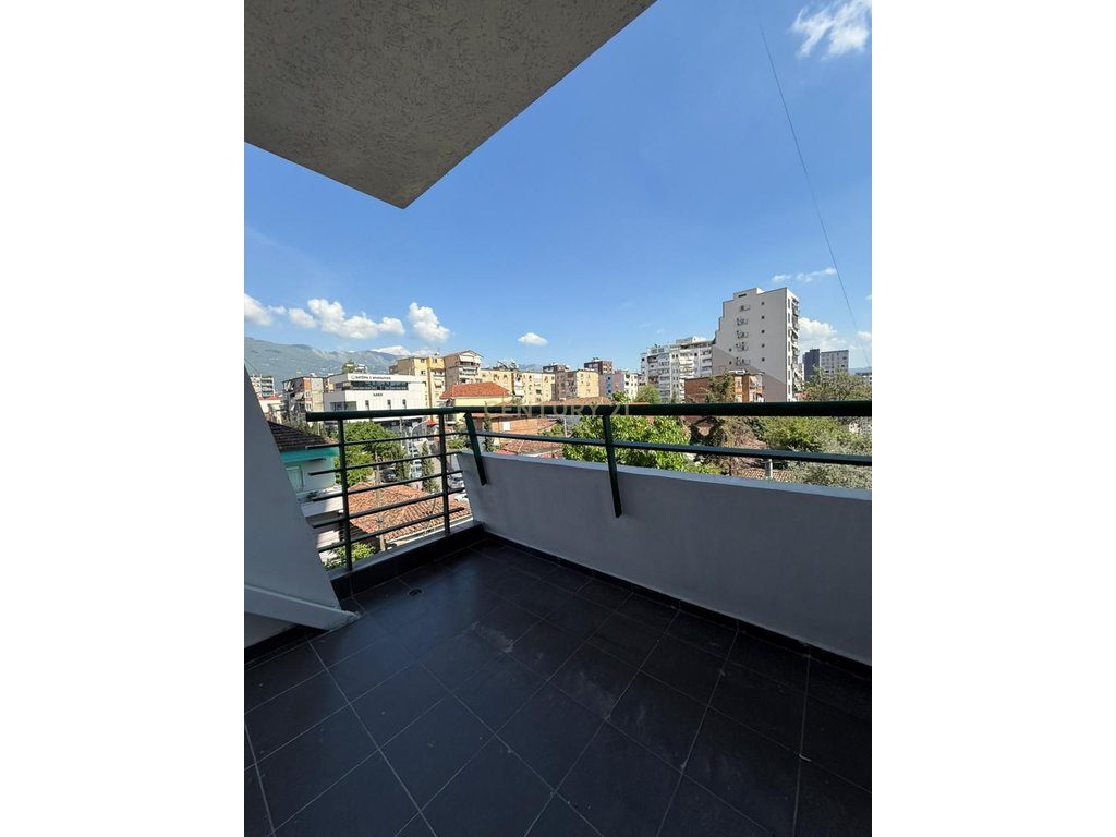 Apartament 2+1 per qira i pershatshem per banim ose zyra