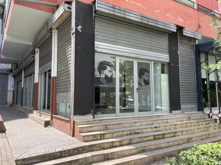 Ambient komercial buzë rruge në Yzberish!
