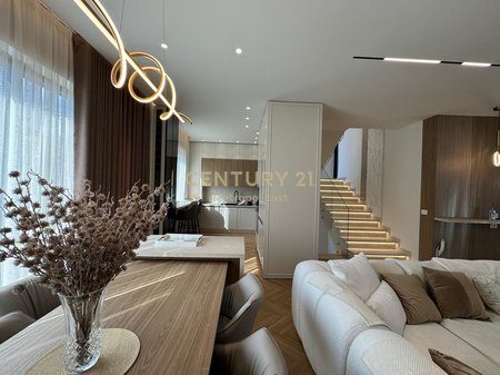 Për Qira - Vilë Luksoze me Pishinë në Rolling Hills 2 Luxury Residences
