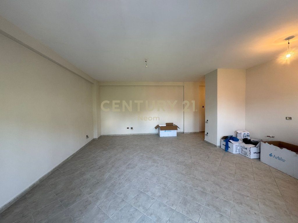 Shitet Apartament 2+1 Bulevardi Ri Astir.