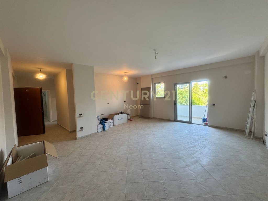 Shitet Apartament 2+1 Bulevardi Ri Astir.