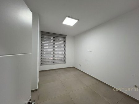 JEPET ME QIRA GODINE 3000 M2+15 POSTE PARKIMI, PORCELAN!