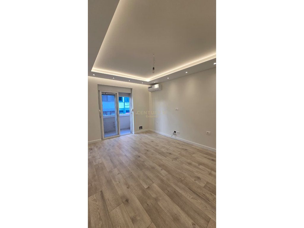 Apartament / Zyra 3+1+ kuzhine e vecuar me Qira ne Qender