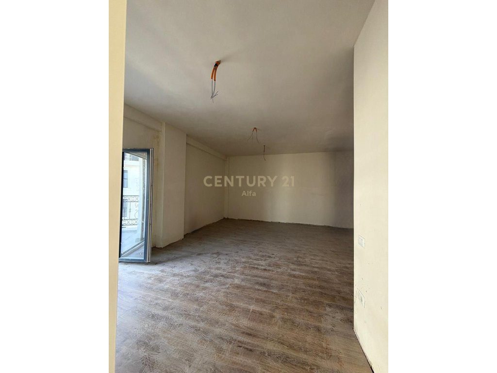 Shitet apartament 2+1+2 tualete tek Porta e Re,Mjullbathore!