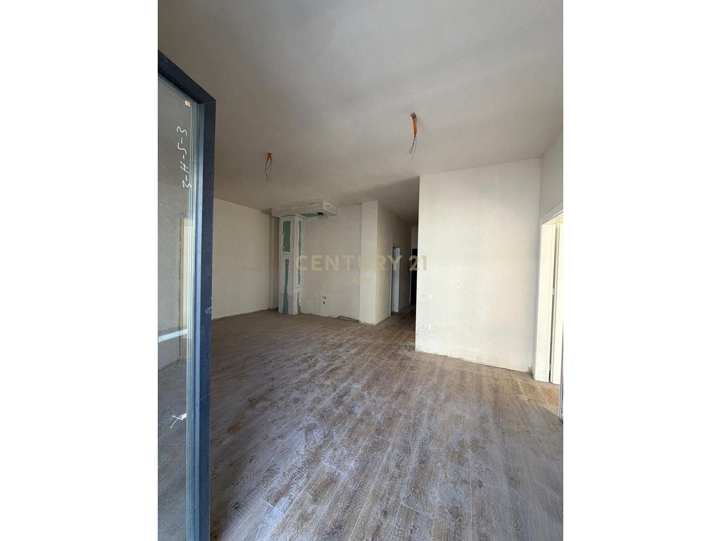 Shitet apartament 2+1+2 tualete tek Porta e Re,Mjullbathore!