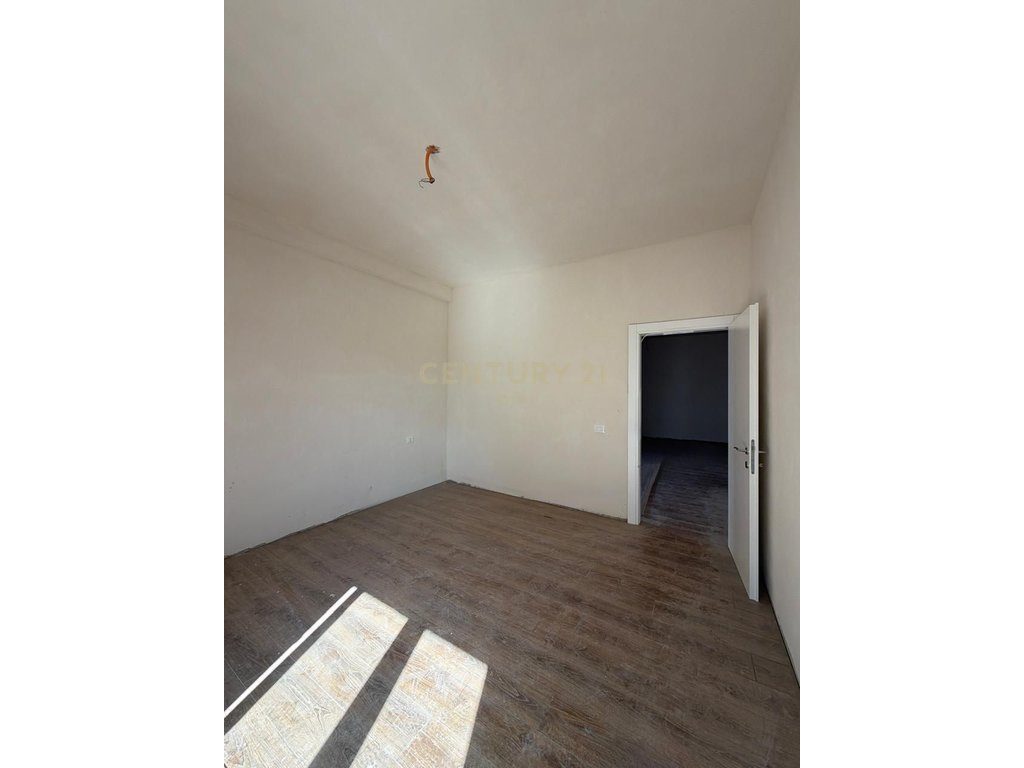 Shitet apartament 2+1+2 tualete tek Porta e Re,Mjullbathore!