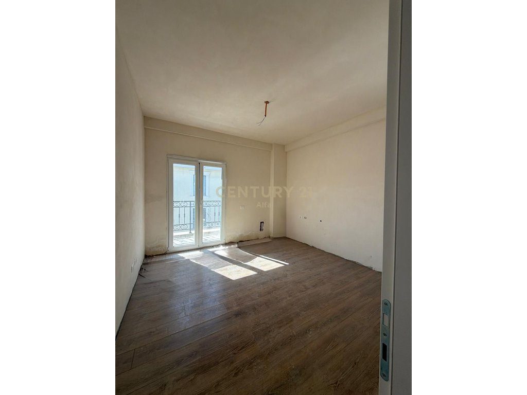 Shitet apartament 2+1+2 tualete tek Porta e Re,Mjullbathore!