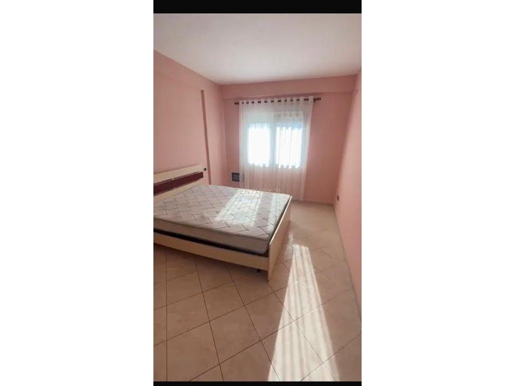 Jepet me qira apartament 1+1  STACIONI TRENIT, Durres
