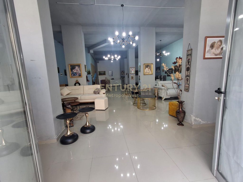 Jepet Ambient Komercial me Qira – Unaza e Re, pranë Rruga Teodor Keko!