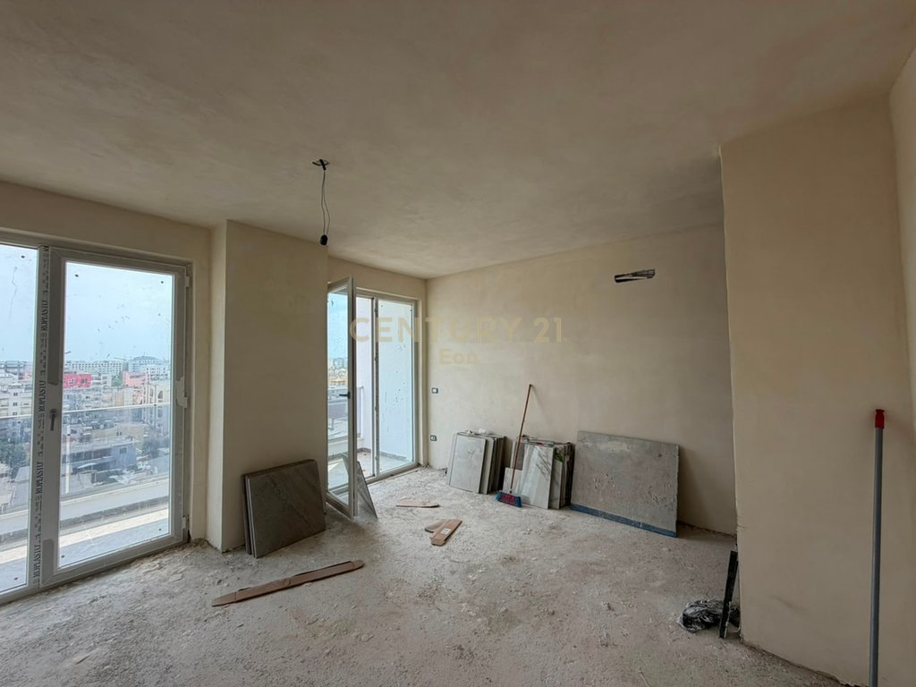 Shitet Apartament 1+1 Pamje Anesore Deti, Ndertim i Ri, Golem !