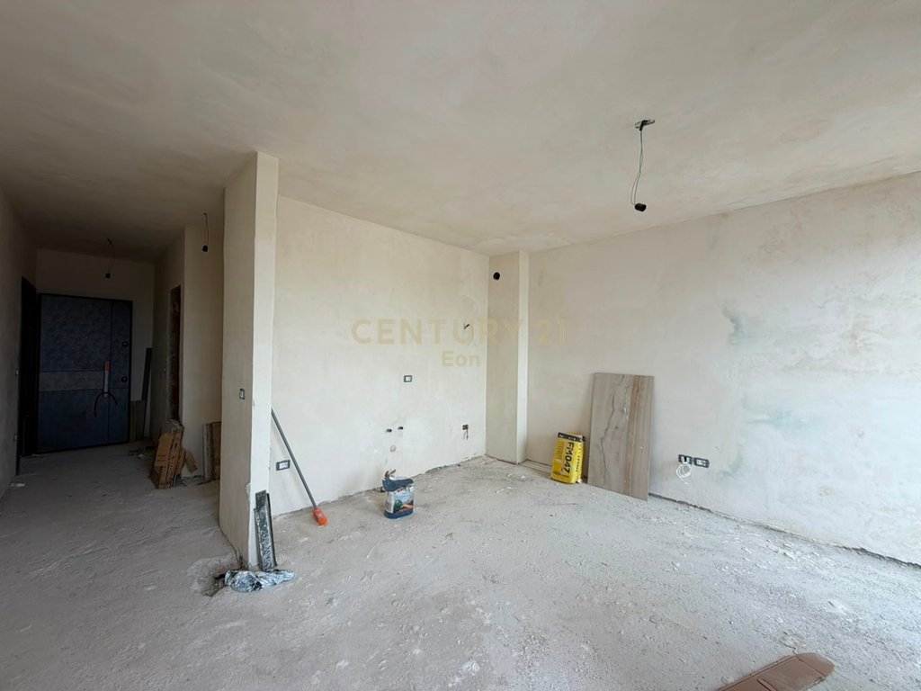Shitet Apartament 1+1 Pamje Anesore Deti, Ndertim i Ri, Golem !