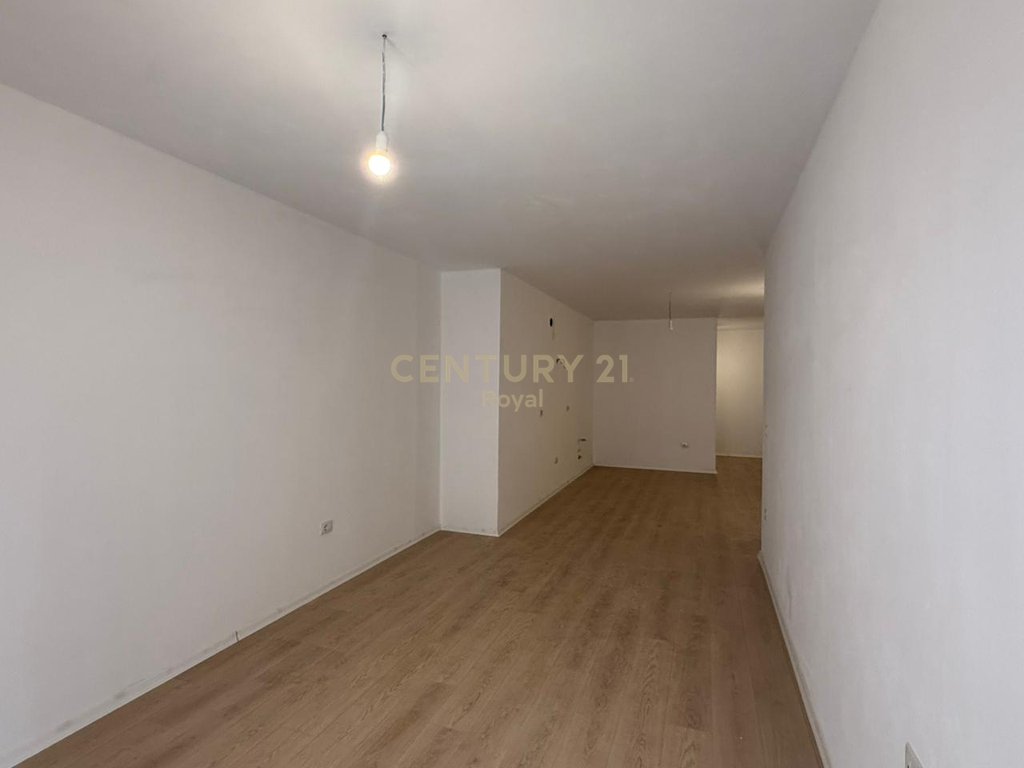 Shitet apartament 1+1 në Kombinat