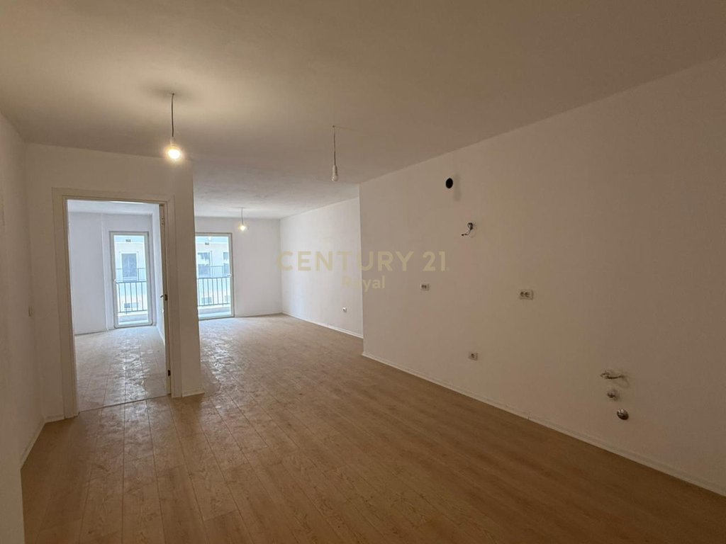 Shitet apartament 1+1 në Kombinat