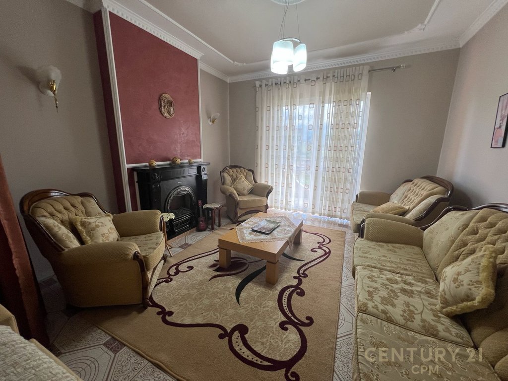 Jepet me qira kati i dytë i një vile në zonën e Saukut 3+1+2 + post parkimi
