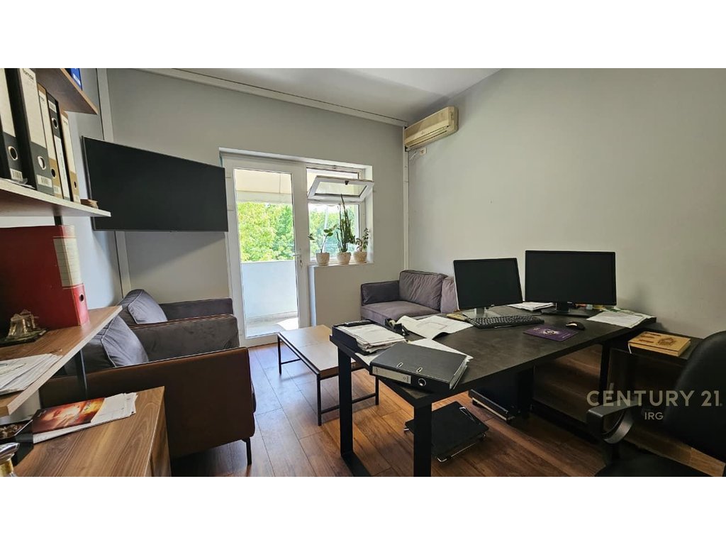 Jepet me qira ambient për zyra pranë Komunës së Parisit