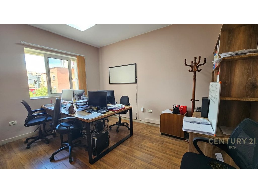 Jepet me qira ambient për zyra pranë Komunës së Parisit