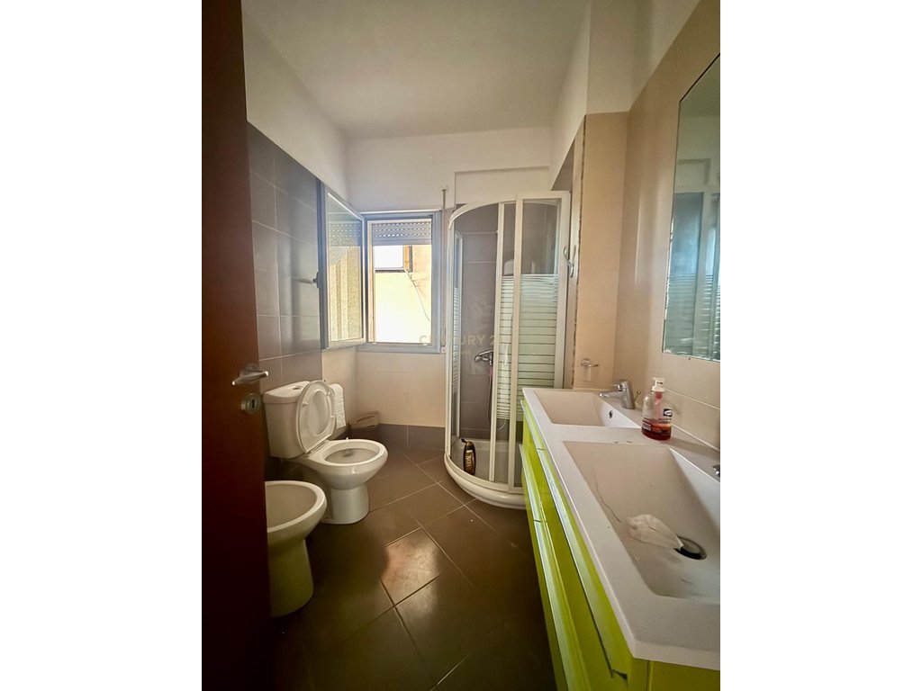 SHITET APARTAMENT ME VERANDË + POST PARKIMI 38m² – LAGJJA 24 MAJ, VLORE