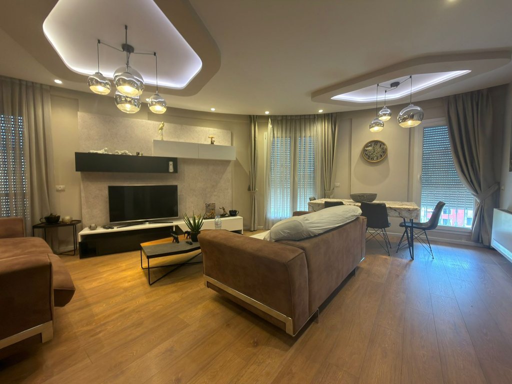 Ali Dem, Japim me qira apartament 2+1