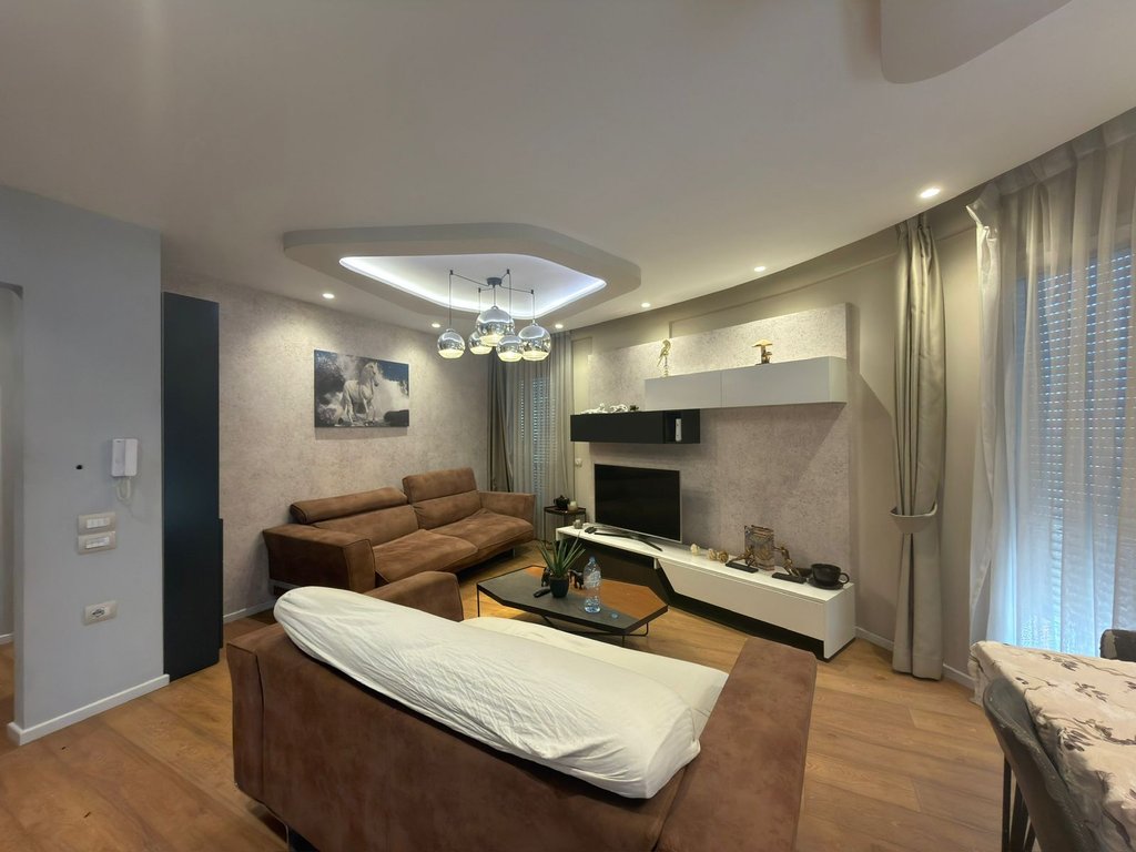 Ali Dem, Japim me qira apartament 2+1