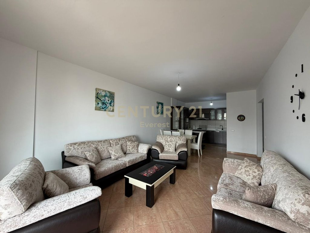 PËRBALLË KRISTAL CENTER, APARTAMENT 2+1 ME QIRA