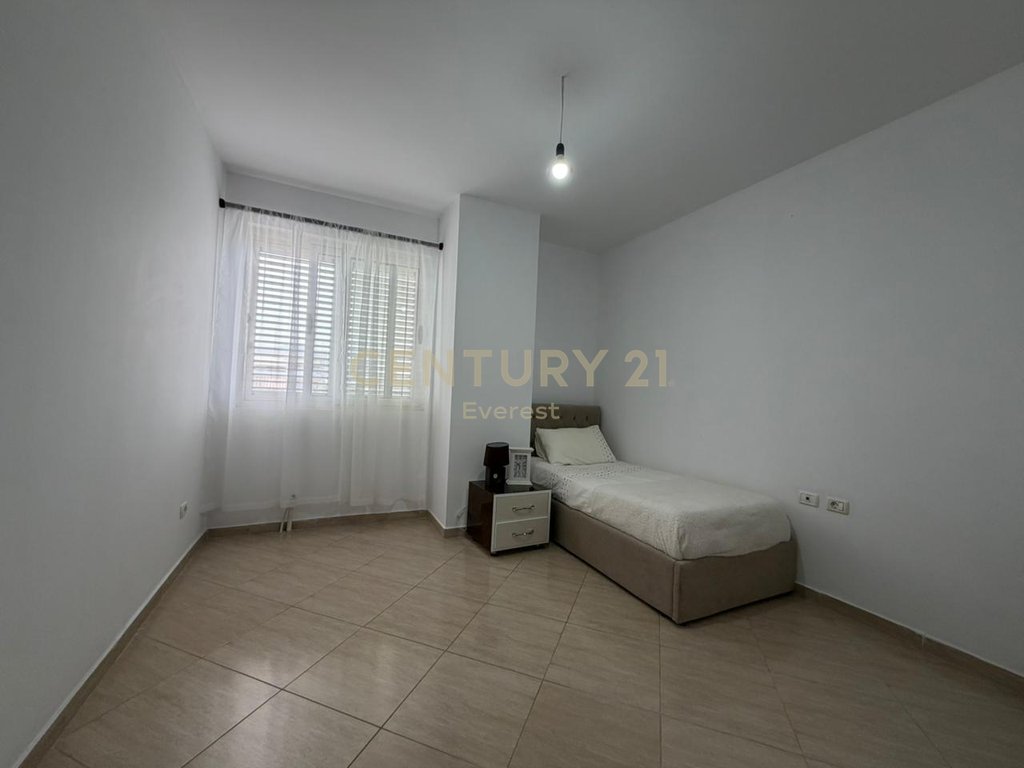 PËRBALLË KRISTAL CENTER, APARTAMENT 2+1 ME QIRA