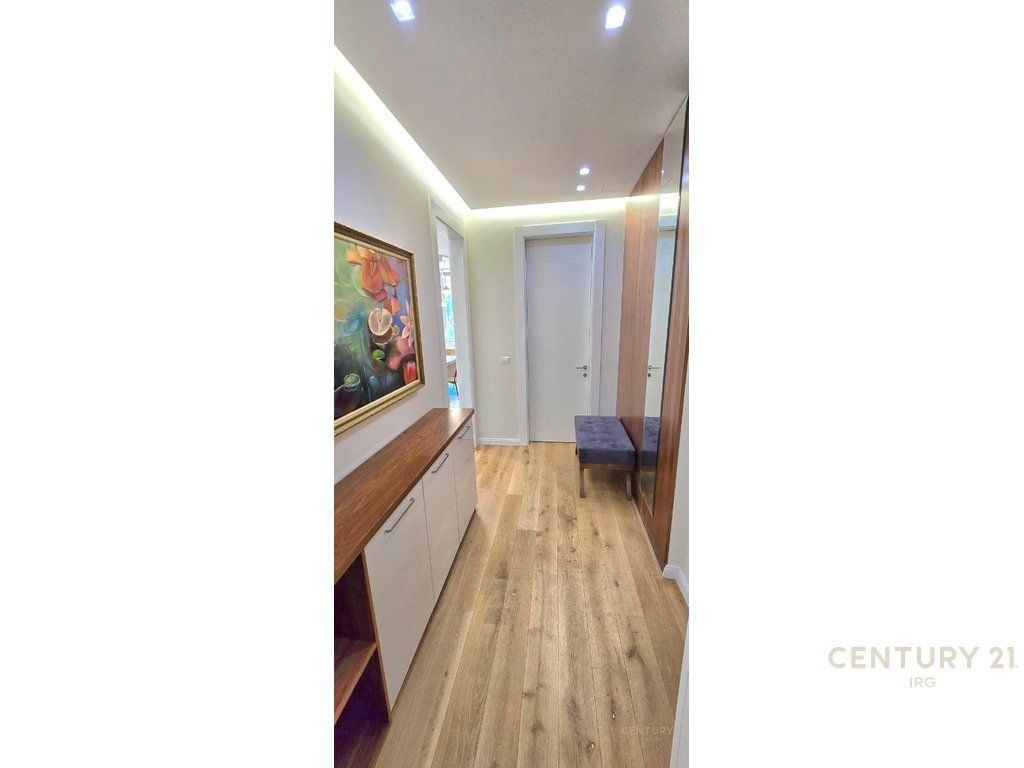 Jepet me Qira Apartament 2+1+2 + Post Parkimi
📍 Pranë Radisson Collection Morina Hotel Tirana – Liqeni i Thatë