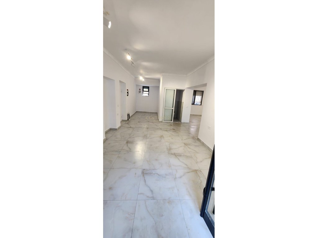 Xhamllik - Jepet dyqan kati 0 me qera 70m2