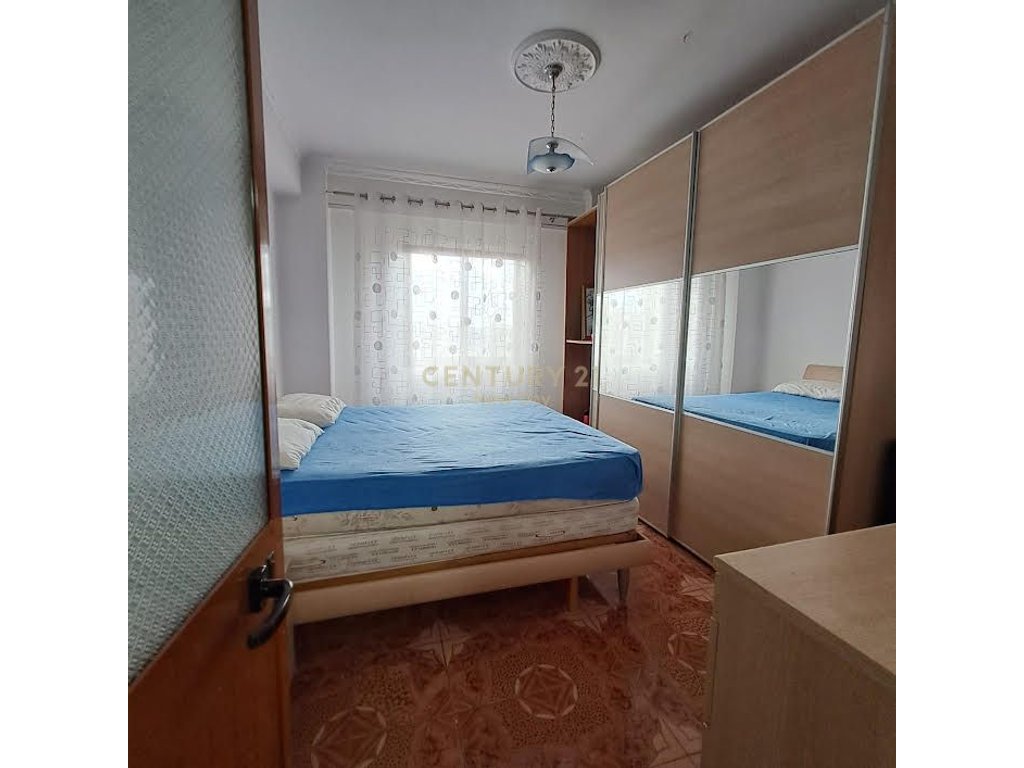 Jepet me qira apartament 3+1, kati 2 nje vile
