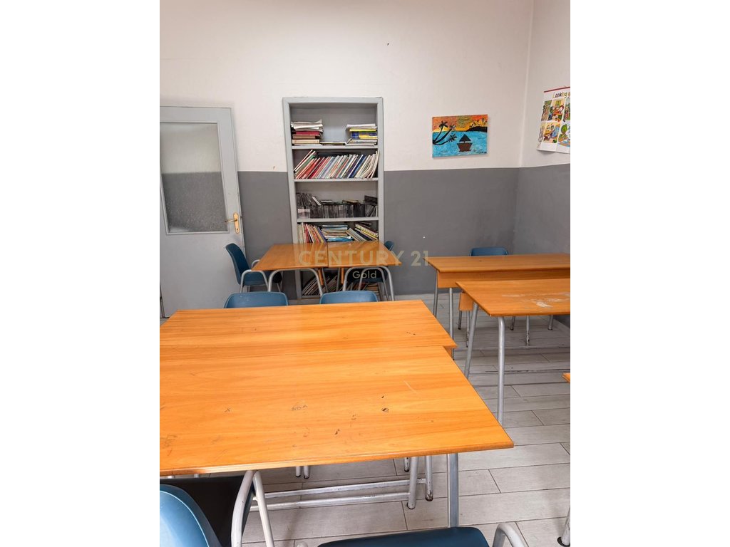 Jepet me qera Apartament 3+1 ne zonen me te kerkuar te tiranes. Ish Blloku , prane sheshit Willson