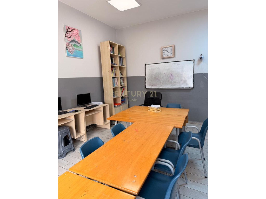 Jepet me qera Apartament 3+1 ne zonen me te kerkuar te tiranes. Ish Blloku , prane sheshit Willson