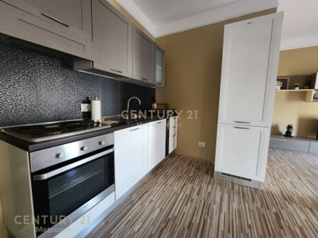 JEPET ME QIRA APARTAMENT 2+1  PRANE MYSLYM SHYRIT !