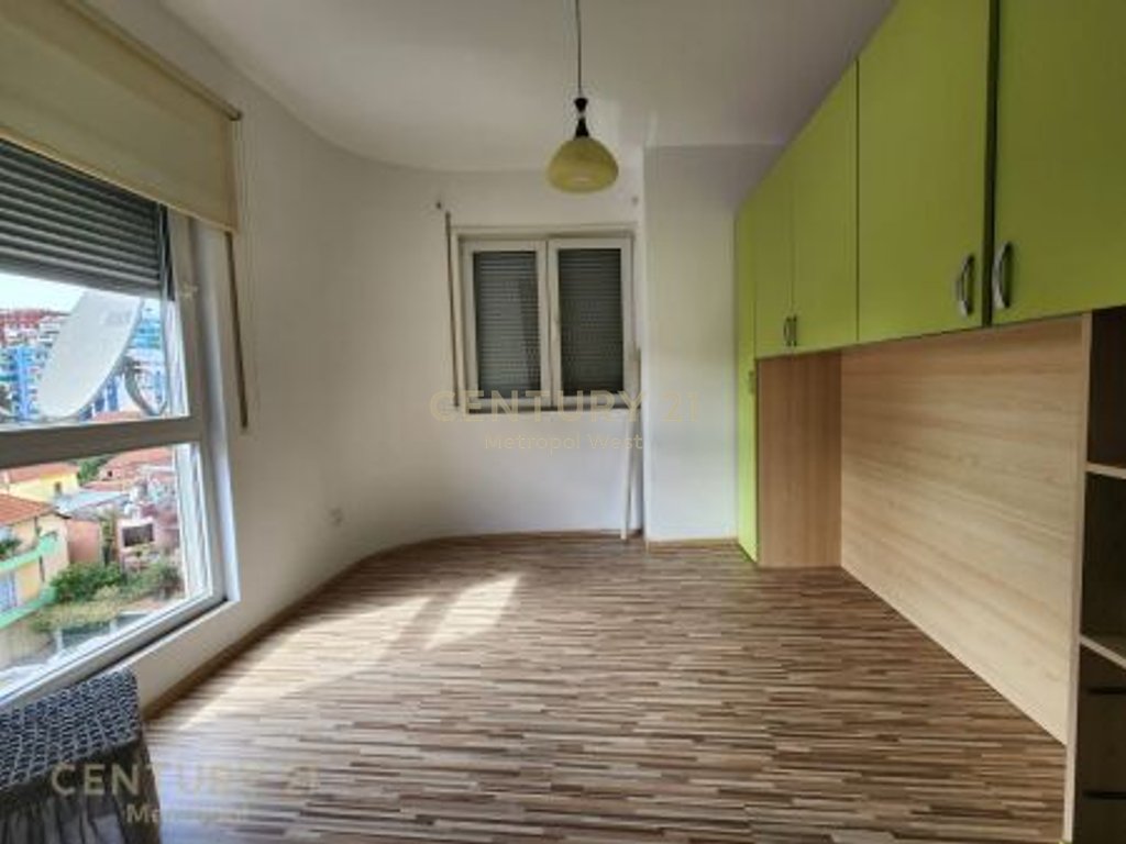 JEPET ME QIRA APARTAMENT 2+1  PRANE MYSLYM SHYRIT !