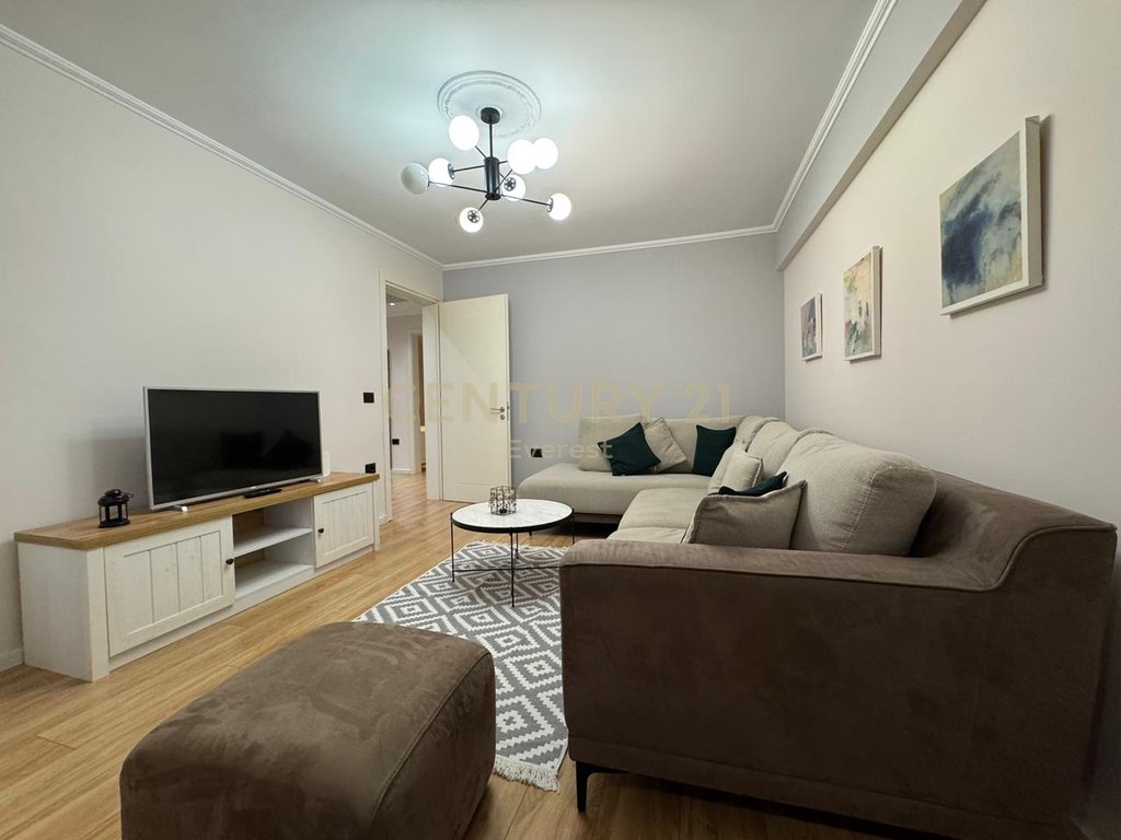 RRUGA E DURRESIT, APARTAMENT 2+1 ME QIRA!