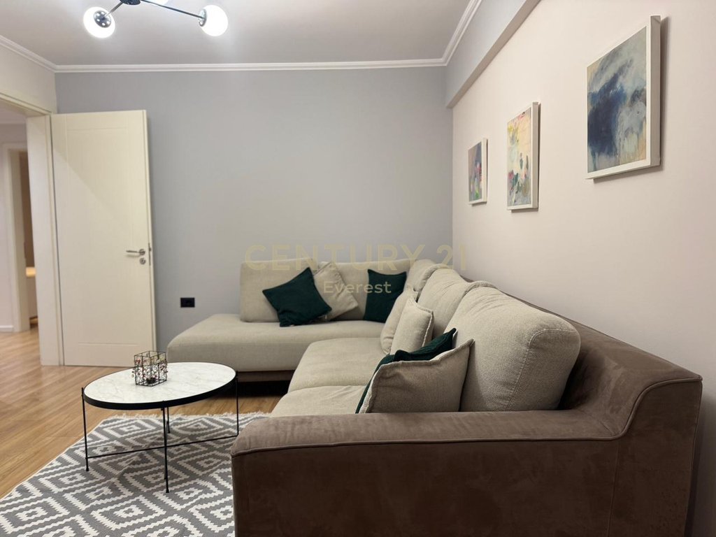 RRUGA E DURRESIT, APARTAMENT 2+1 ME QIRA!
