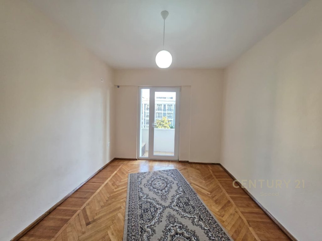 Apartament me qira i përshtatshëm për zyra tek Pazari i Ri!