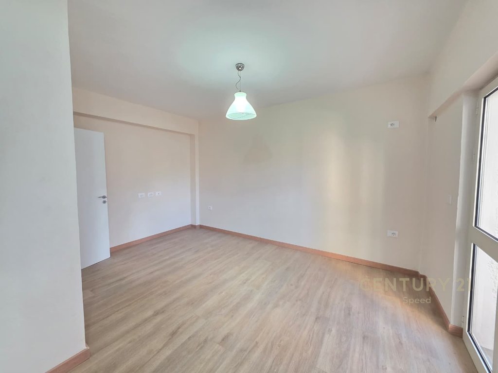 Apartament me qira i përshtatshëm për zyra tek Pazari i Ri!
