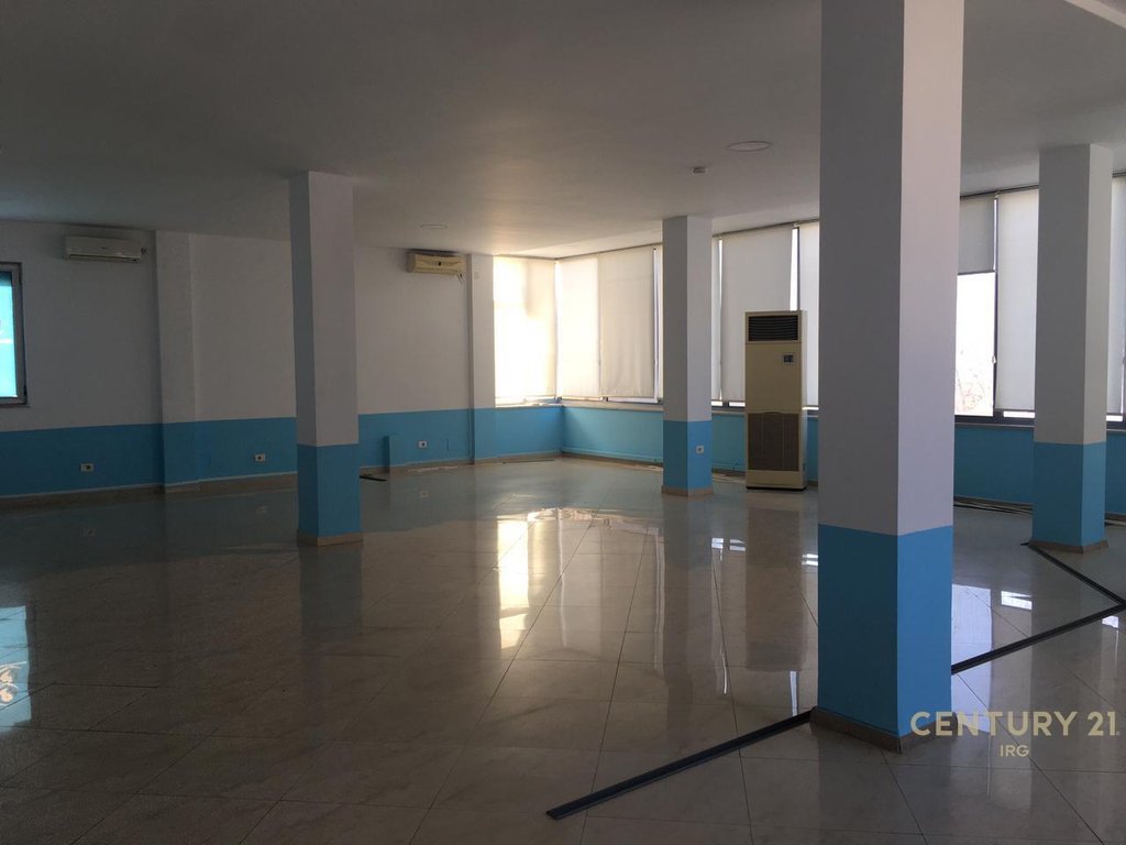 Ambient komercial per qera tek Medreseja