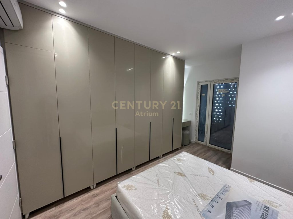 JEPET ME QERA  APARTAMENT  1 + 1 TEK EMERALD CENTER RRUGA 5 MAJI !