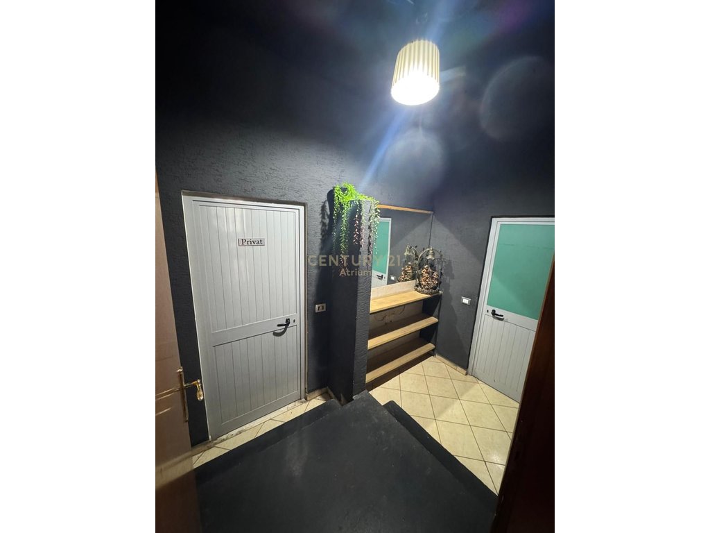 Shitet Ambjent Komercial prane Restorant Freskut Tiranë - 266,000€ | 116.4m²