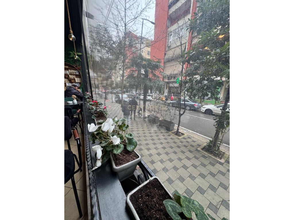 Shitet Ambjent Komercial prane Restorant Freskut Tiranë - 266,000€ | 116.4m²