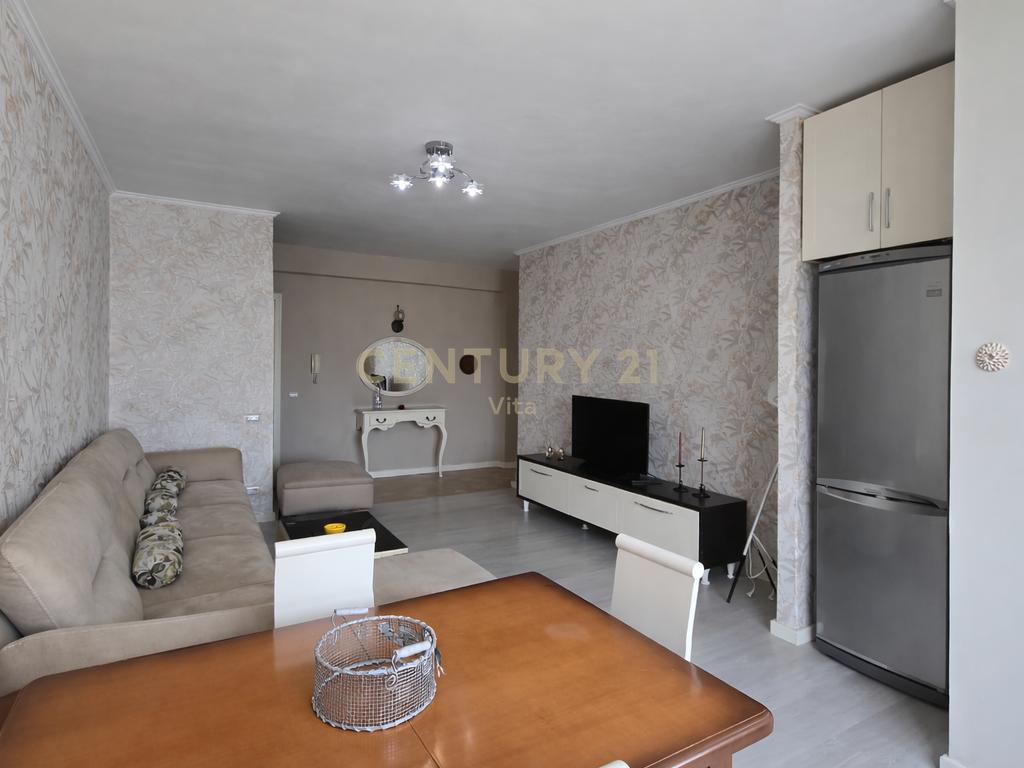 Shitet  Apartament  2+1  pranë Markatës së Fruta-Perimeve , Durres !!