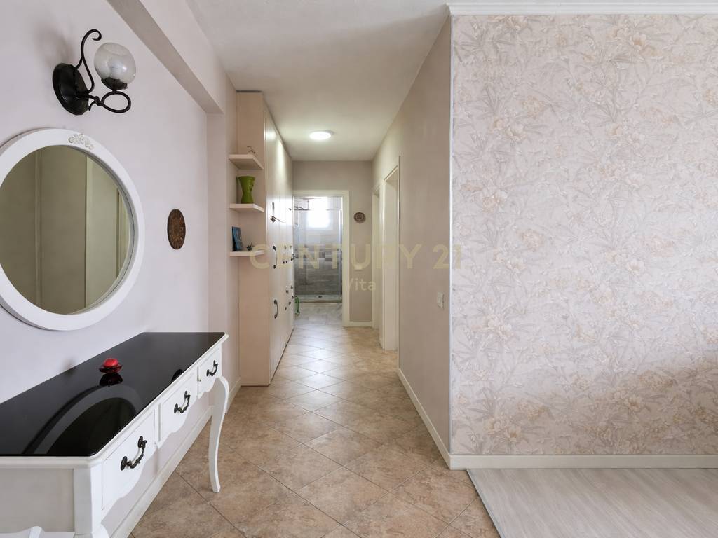Shitet  Apartament  2+1  pranë Markatës së Fruta-Perimeve , Durres !!