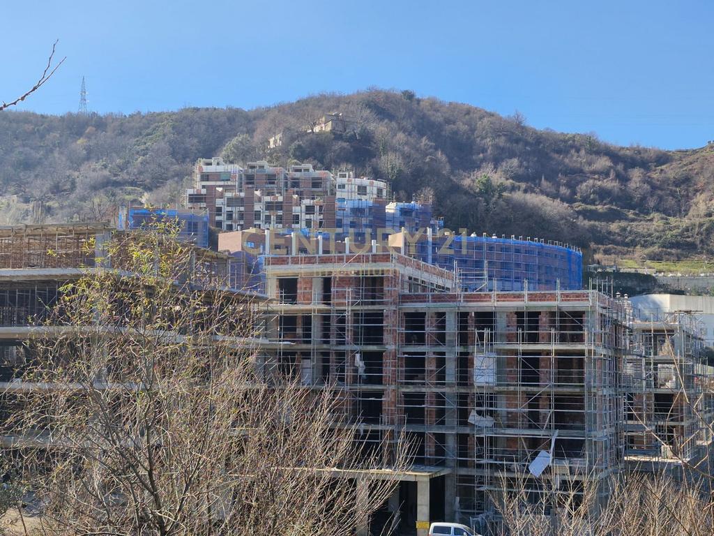 Apartament 2+1+2 + 98m2 verandë për shitje tek Residenca Kodra e Diellit 2!