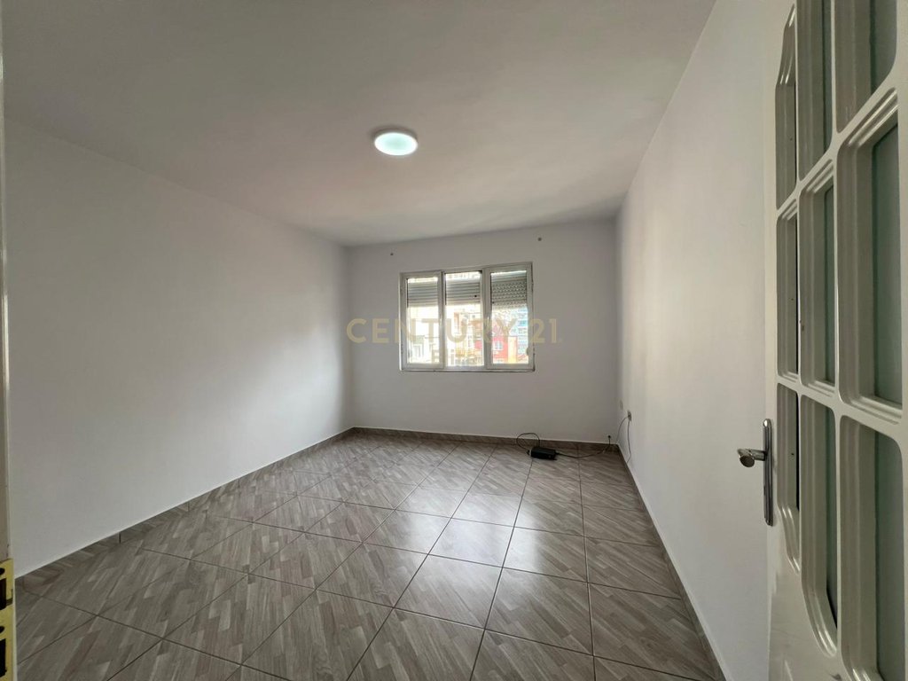 Shitet Apartament 2+1 pranë Ambulancës 9, në Rrugën e Kavajës