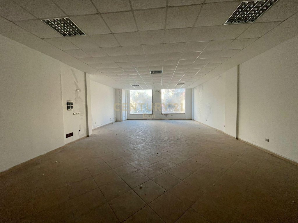Ambient Komercial për Qira në Plazh Stacioni i parë, Durrës !