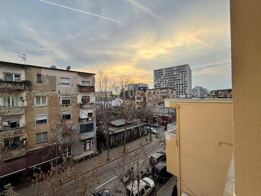 AMBIENT ZYRASH ME POST PARKIMI PER QIRA NE RRUGEN MINE PEZA!