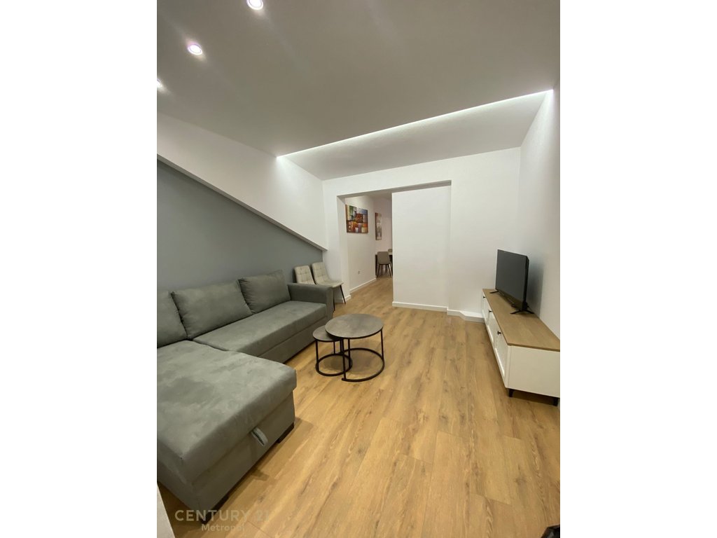 OFROJ PER QIRA APARTAMENT 1+1 NE RRUGEN MYSLYM SHYRI!