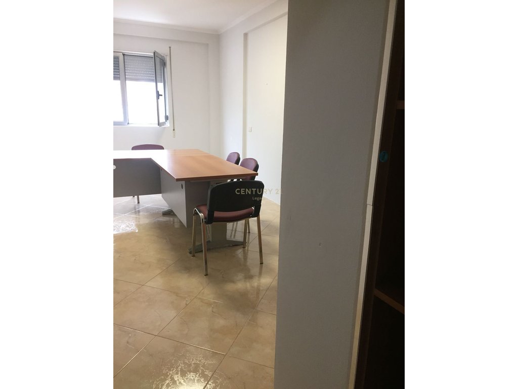 Zyrë 1+1 me Qira në Rrugën Fortuzi, 65 m², 500€
